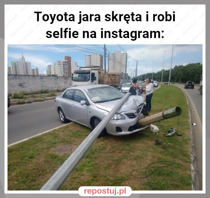 Toyota jara skręta i robi selfie na instagram: