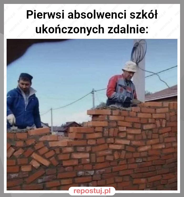 Pierwsi absolwenci szkół ukończonych zdalnie: