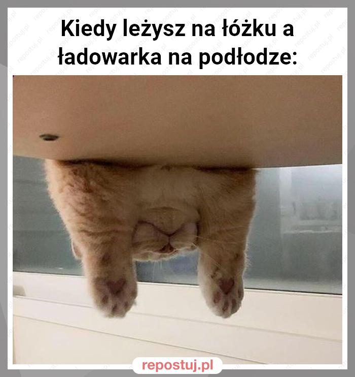 Kiedy leżysz na łóżku a ładowarka na podłodze: