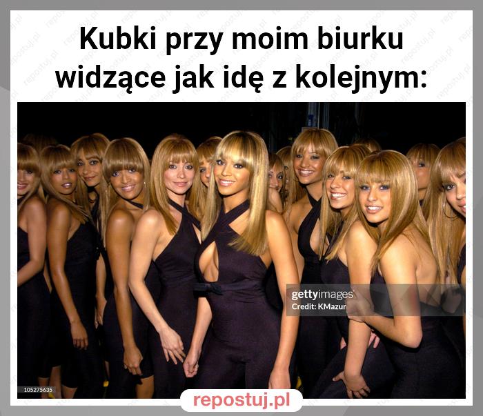 Kubki przy moim biurku widzące jak idę z kolejnym: